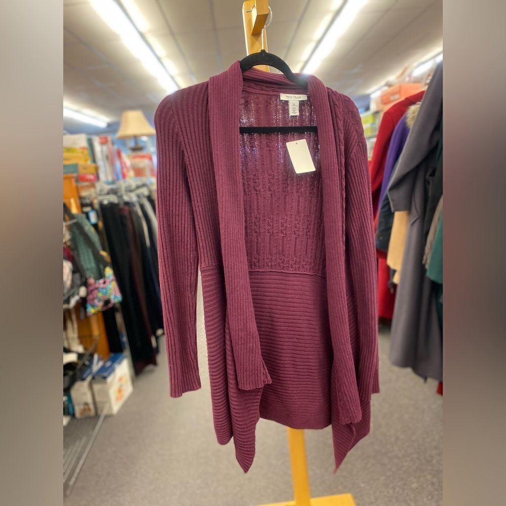 🛍️ Med White House Black Market burgundy cardigan